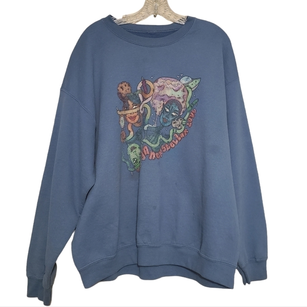 Women's Blue Inner Stellar Love Crewneck Graphic Sweatshirt (Size Large)